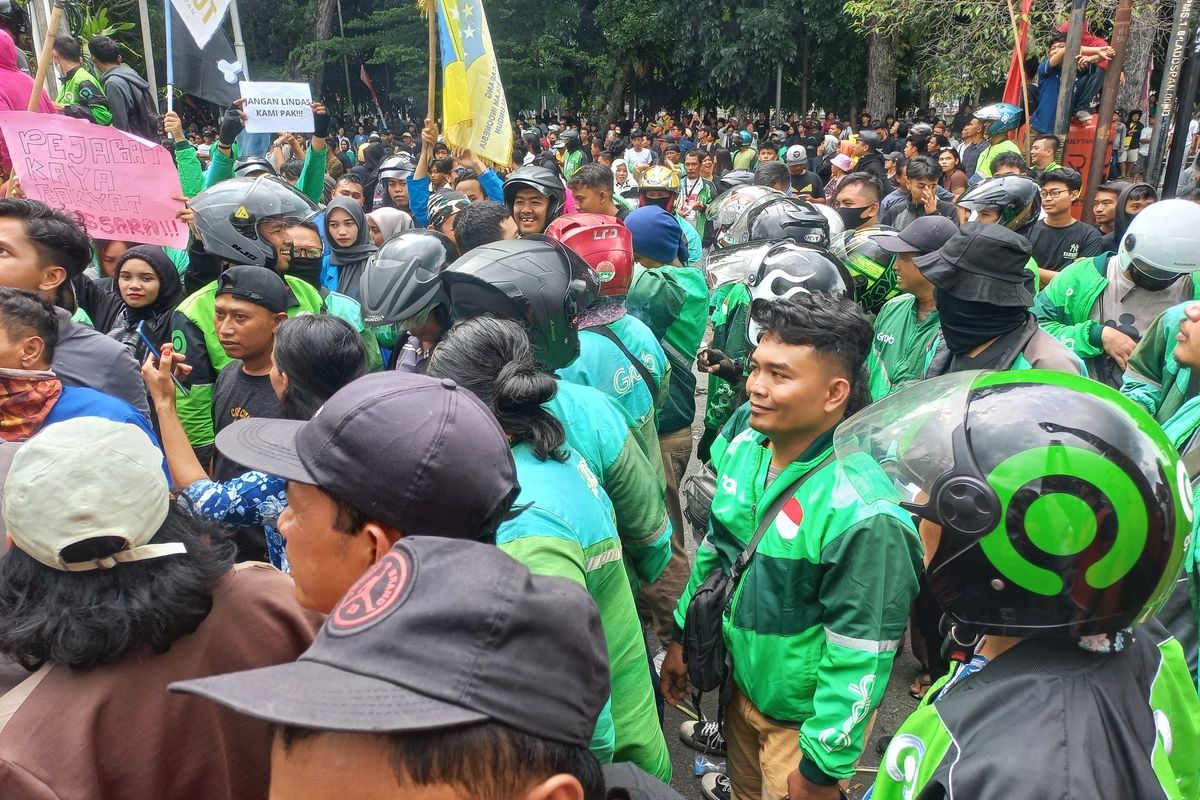 regulasi, transportasi online, tarif, ojol, potongan, Belum Surut Deretan Tuntutan Ojol Soal Regulasi Transportasi Online