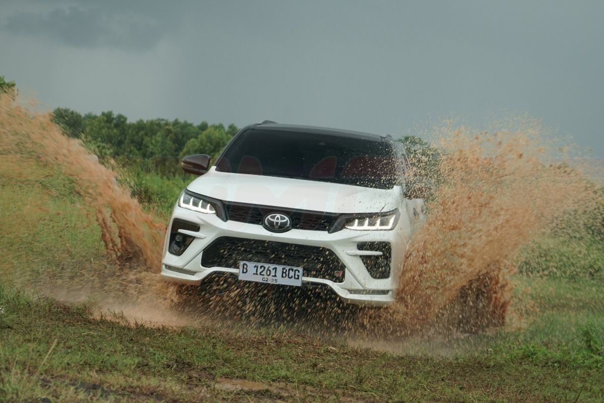 Toyota, Fortuner 2.8 GR Sport, Fortuner GR Sport, Eksterior, Fitur Unggulan, Konsumsi BBM, interior, test drive, biaya perawatan, Simulasi kredit, biaya kepemilikan, pajak tahunan, fitur unggulan, Ulasan Lengkap Test Drive Toyota Fortuner 2.8 GR Sport 4x4