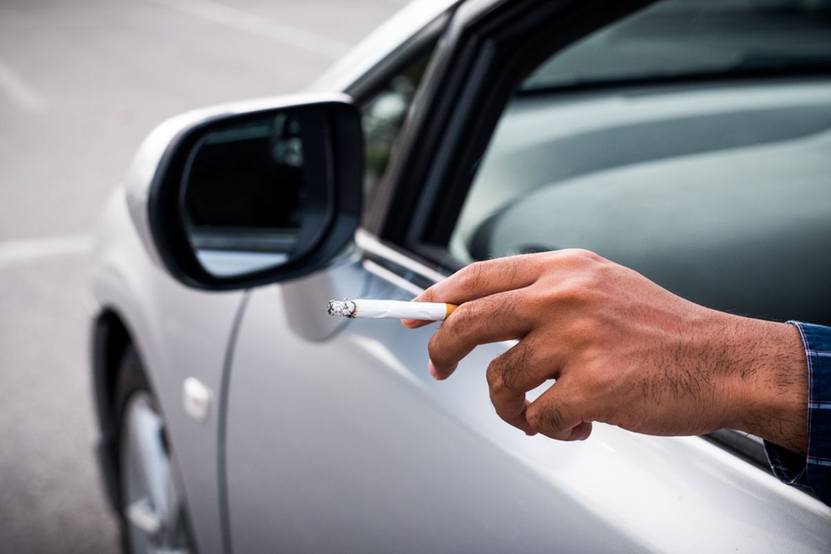 rokok, AC mobil, merokok di dalam mobil, AC Mobil, asap rokok, Bau Asap Rokok di AC Mobil, Bisakah Hilang Total?