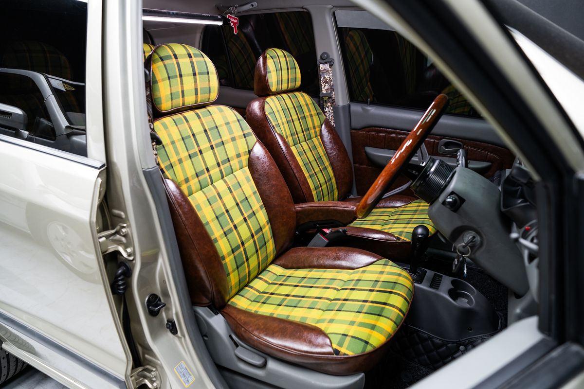 Jok fabric, modifikasi interior mobil, sentuhan tartan, bahan bus, Tampilan Vintage: Tren Jok Fabric di Dunia Otomotif 2025