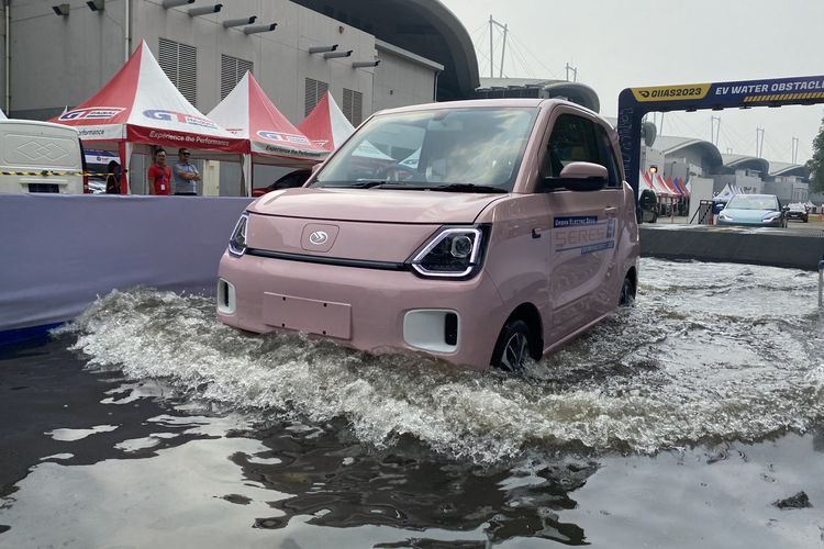 Jangan Nekat, Mobil Listrik Belum Tentu Jagoan buat Terjang Banjir