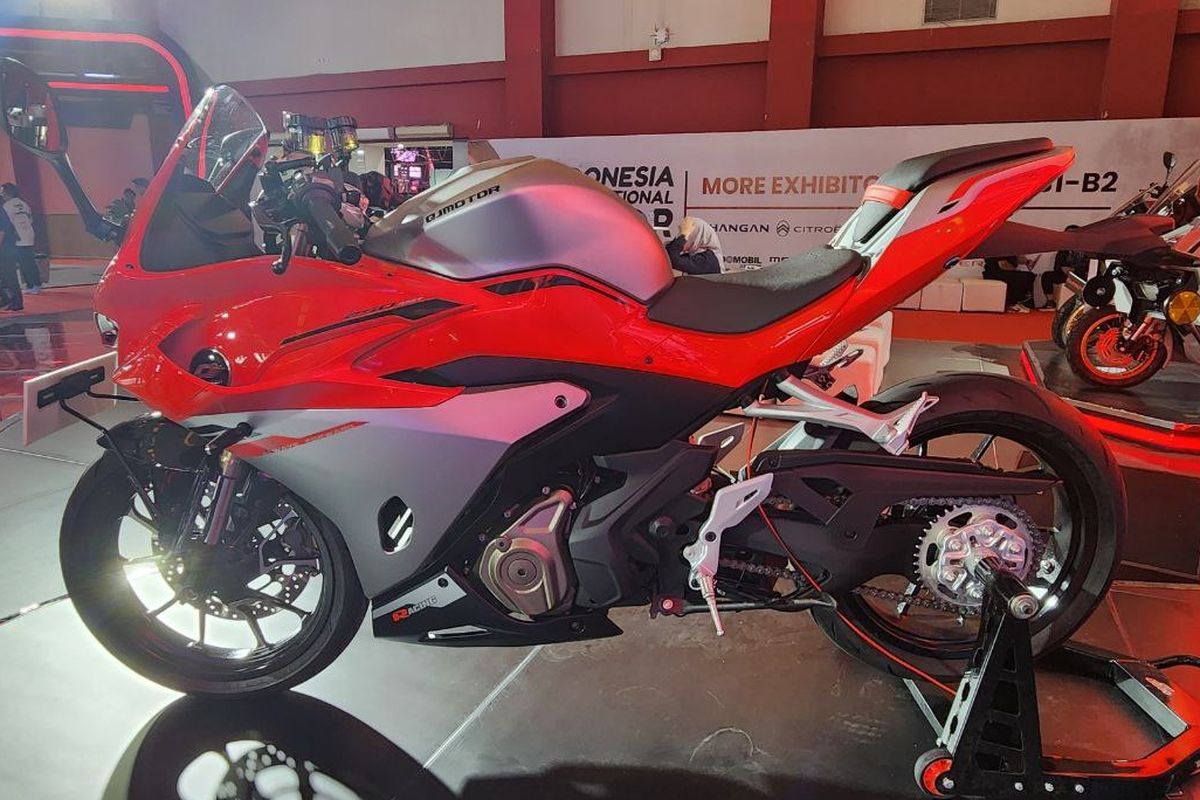 Komparasi Motor Sport: QJMotor SRK 250 RA vs Honda CBR250RR