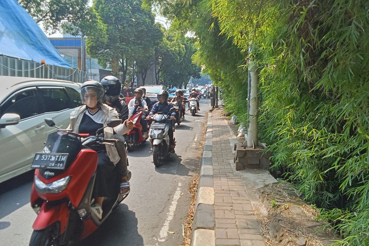 trotoar, jalan tb simatupang, Pemprov DKI, jalan tb simatupang macet, kemacetan jalan tb simatupang, pramono anung, Pemprov DKI Pangkas 7 Titik Trotoar untuk Atasi Macet TB Simatupang