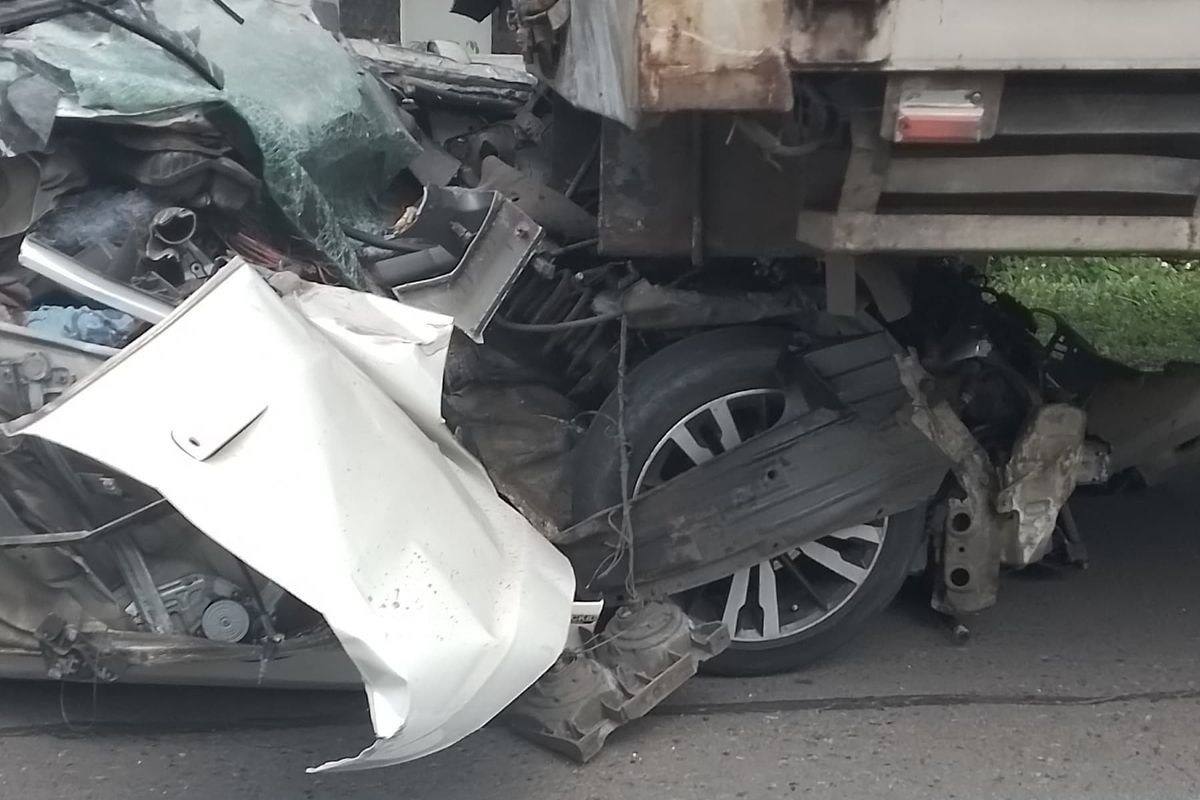 kecelakaan, Tol Cipularang, bahu jalan tol, tabrakan maut, kecelakaan tol, Honda Jazz Tabrak Truk Wing Box di Cipularang: Ingat Lagi Bahaya Bahu Jalan Tol