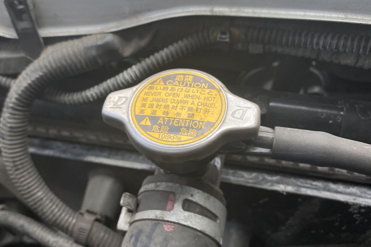 overheat, tutup radiator, mobil bekas, perbaikan mesin mahal, Cegah Overheat Mobil Bekas: Cek Tutup Radiator