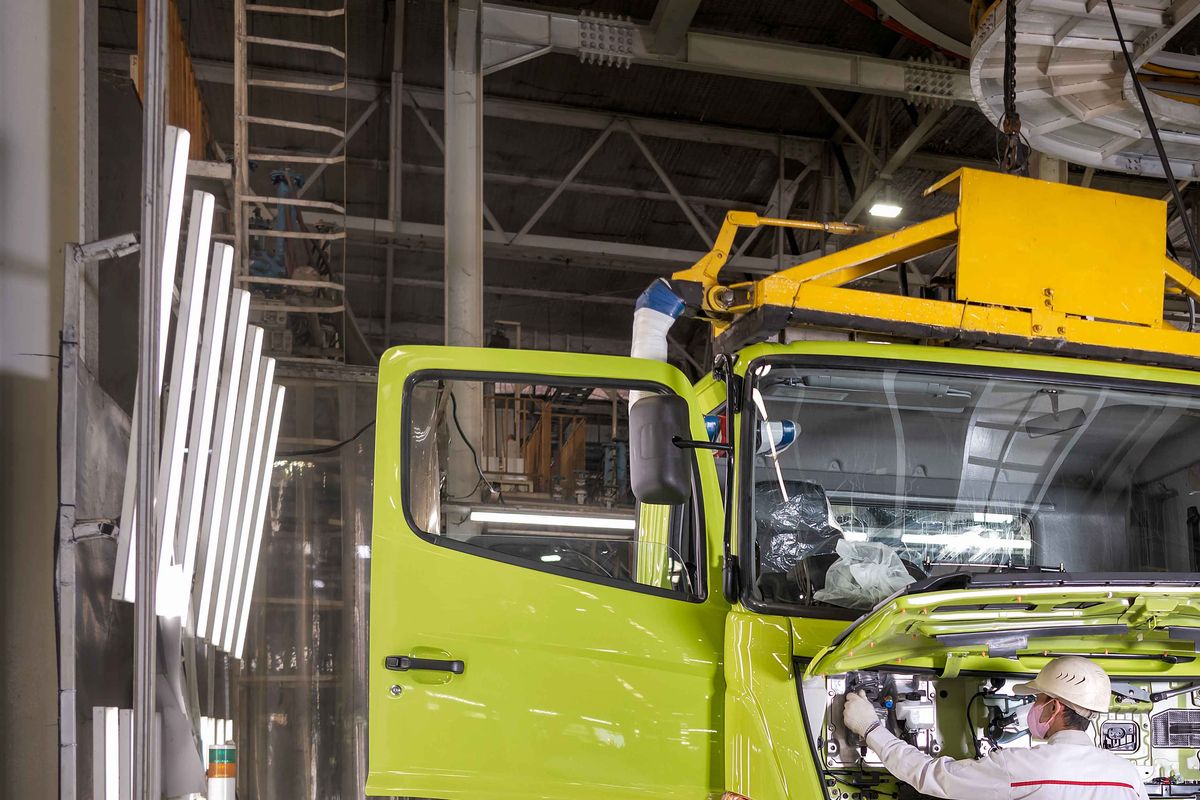 Hino 43 Tahun di Indonesia: Inovasi, Pabrik Lokal, dan Kontribusi Nasional