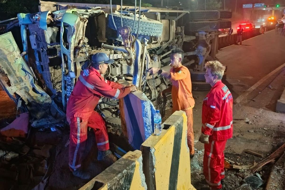 truk ODOL, Truk ODOL, bos otomotif jepang, Truk tanah terguling, WNA Tewas di Tol Karawang, Kecelakaan Truk yang Tewaskan Bos Otomotif Jepang, Tamparan Keras untuk Pemerintah
