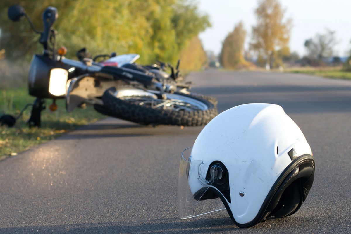 pengendara motor, motor, sepeda motor, aman berkendara, kabel menjuntai di jalan, Bahaya Nyata Kabel Menjuntai di Jalan bagi Pengendara Motor