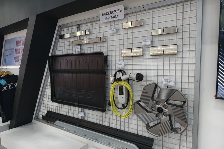 Lihat Aksesoris Suzuki eVitara di IIMS 2026, mulai Rp 900.000