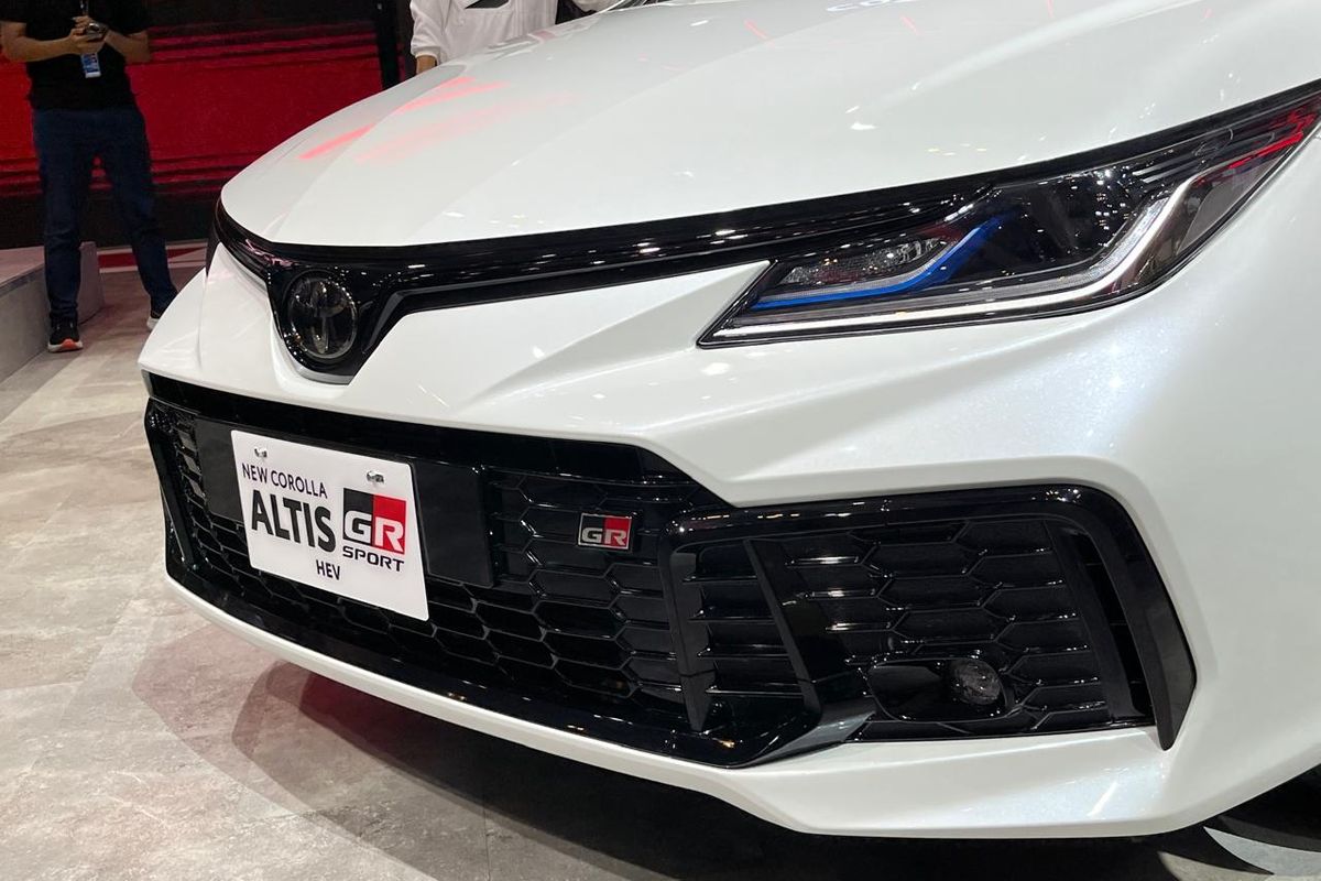 Toyota Corolla Altis HEV, GR Sport, GIIAS 2025, sedan ramah lingkungan, Corolla Altis HEV GR Sport: Kombinasi Sporty dan Ramah Lingkungan