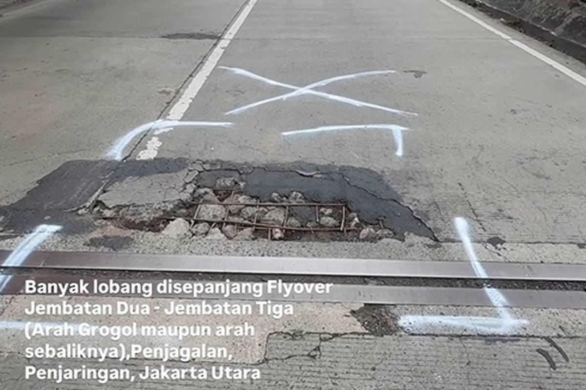 Bina Marga, kendaraan bermotor, viral, bina marga dki, video viral, Ada Lubang Besar di Flyover Jembatan Dua/Tiga, Pengendara Harap Hati-hati