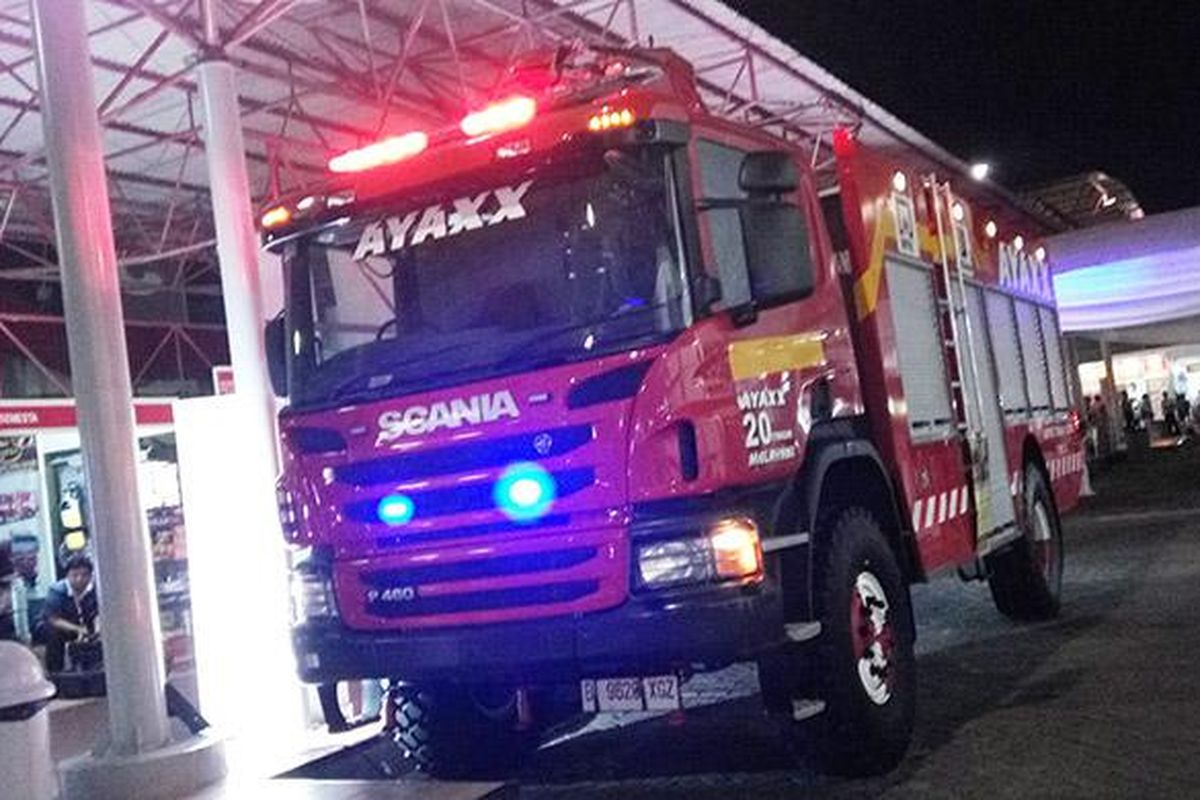 truk damkar, UU LLAJ, sanksi berat, pelanggaran lalu lintas, Pelanggaran Lalu Lintas: Truk Damkar Terhalang Mobil Lain