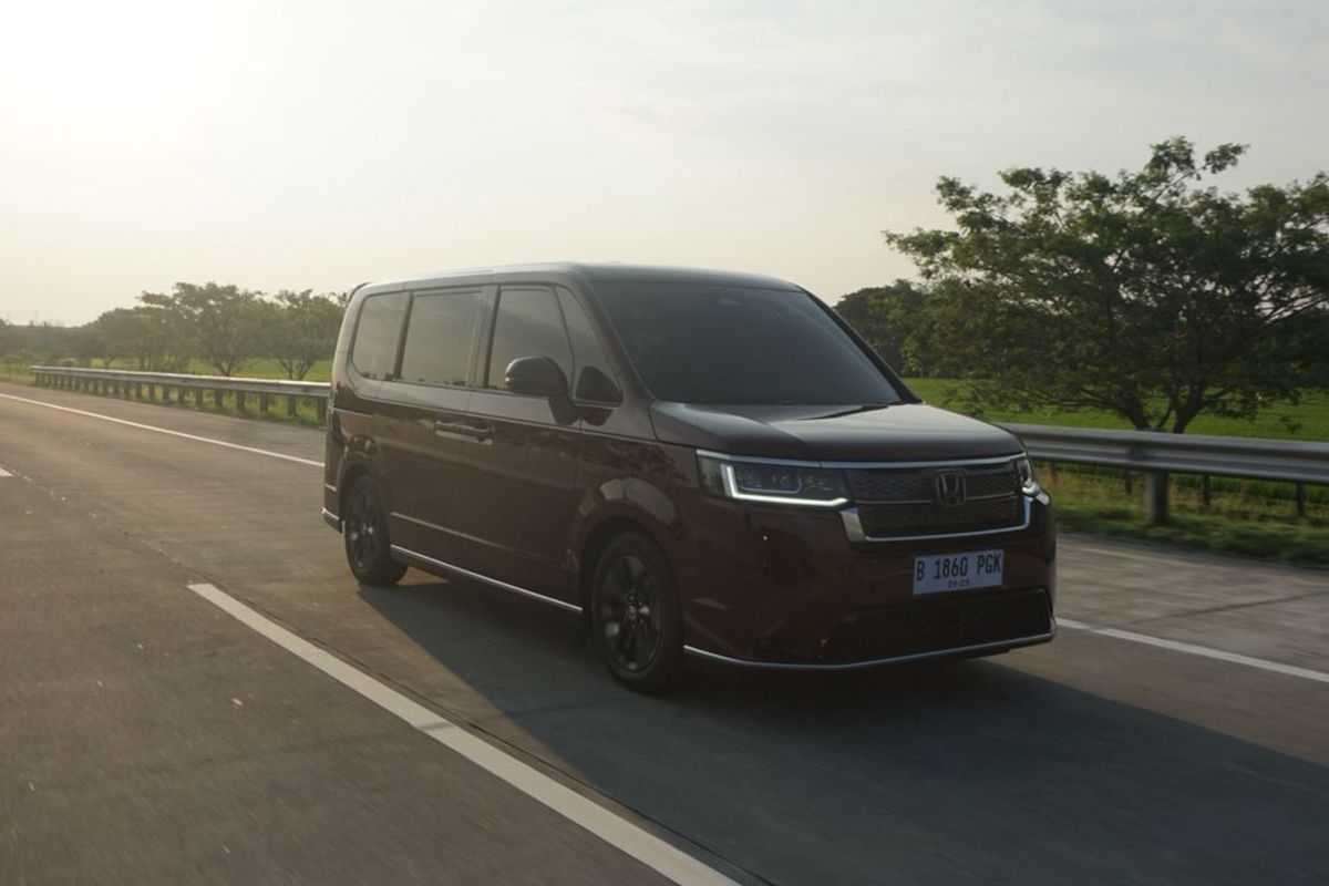 perjalanan jarak jauh, kenyamanan penumpang, Honda Step WGN e:HEV, fitur mobil hibrida, Ulasan Kenyamanan Honda Step WGN e:HEV di Tol Transjawa