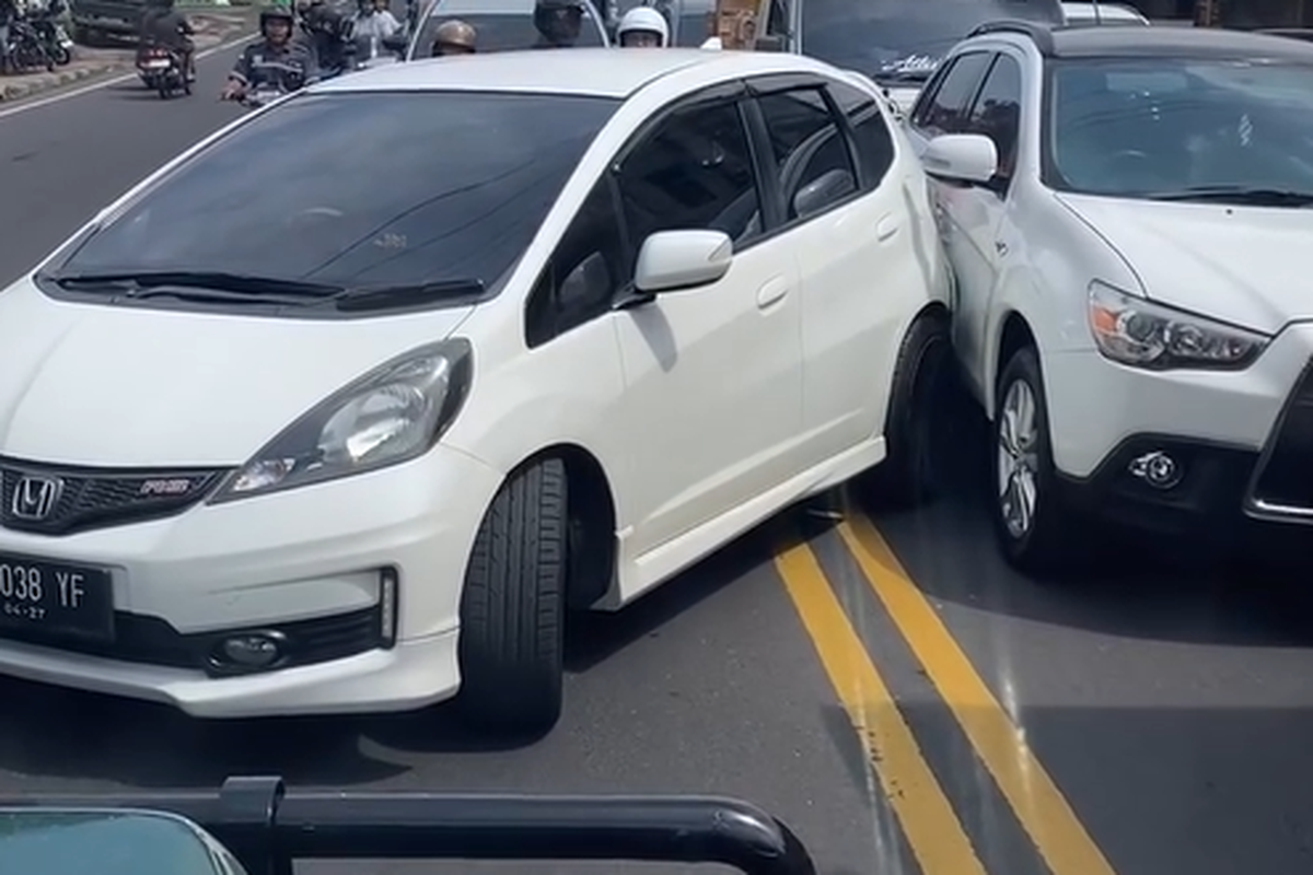 viral, marka jalan, lalu lintas, Lalu Lintas, otomotif, Marka jalan, kendaraan bermotor, video viral, Viral Aksi Land Rover Dorong Paksa Mobil Lawan Arah di Denpasar