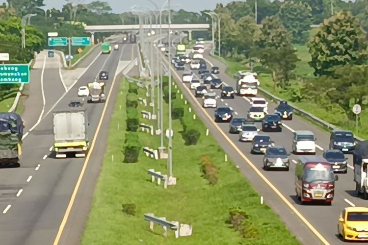 Mobil Hybrid Parkir di Bawah Terik Matahari, Amankah Baterainya?