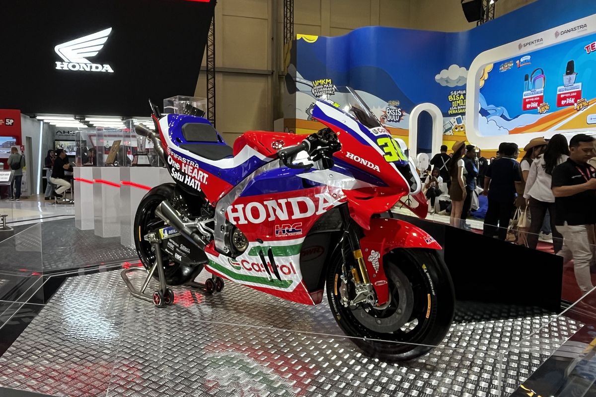 MotoGP, FIFGROUP, FIFAstra, motor, Honda HRC Castrol, Logo FIFAstra Nempel di Motor Balap Honda HRC Castrol MotoGP