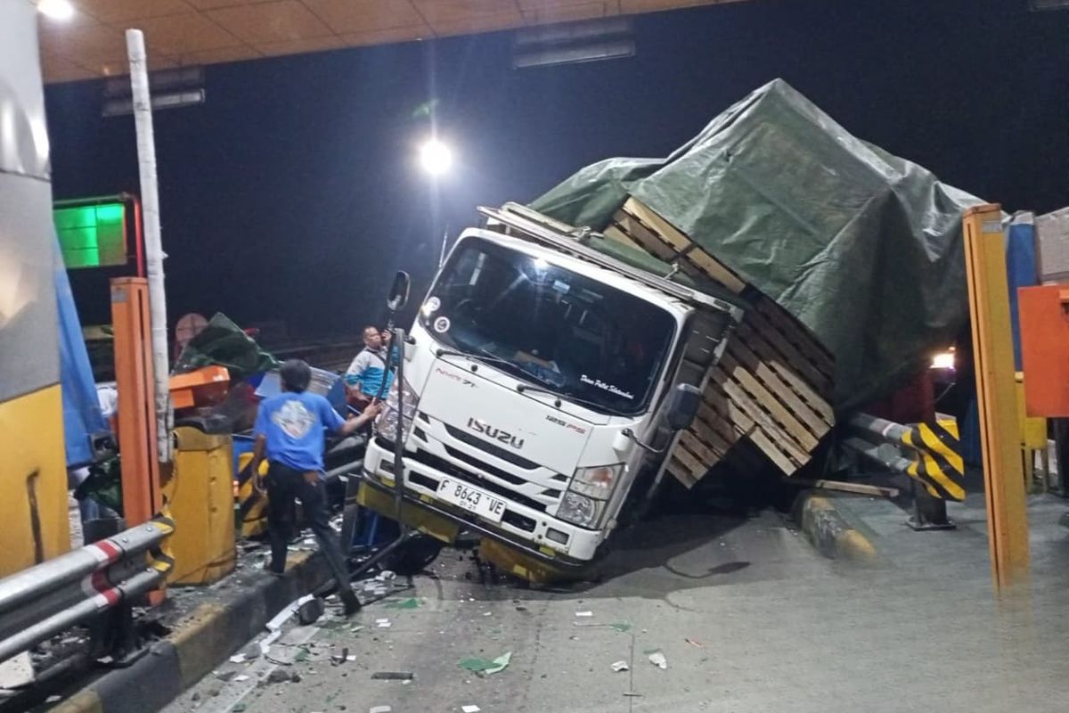 Kecelakaan lalu lintas, Tol Jagorawi, rem blong, Jasamarga Tollroad Operator, Terjadi Lagi Truk Menabrak Gerbang Tol Ciawi 2, Diduga Rem Blong