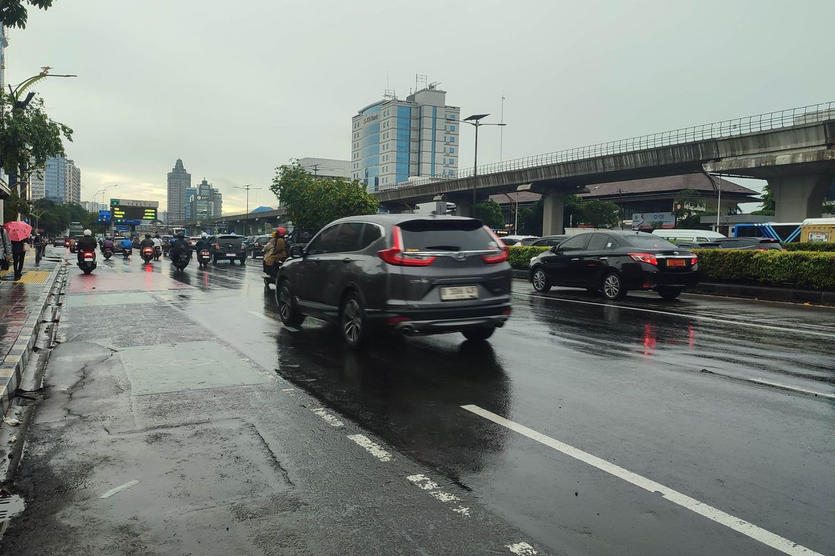 Tips Aman Berkendara di Jalan Licin Saat Libur Nataru