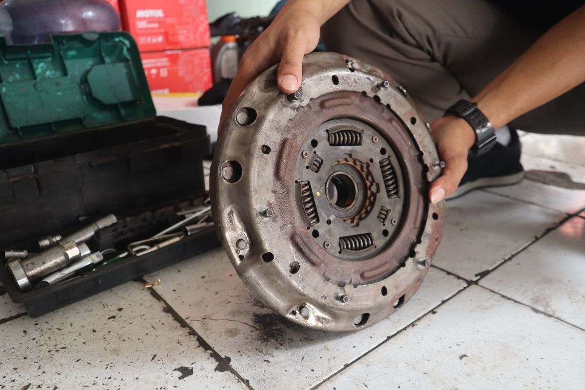 Ternyata Kebiasaan Ini yang Bikin Transmisi Dual Clutch Cepat Rusak