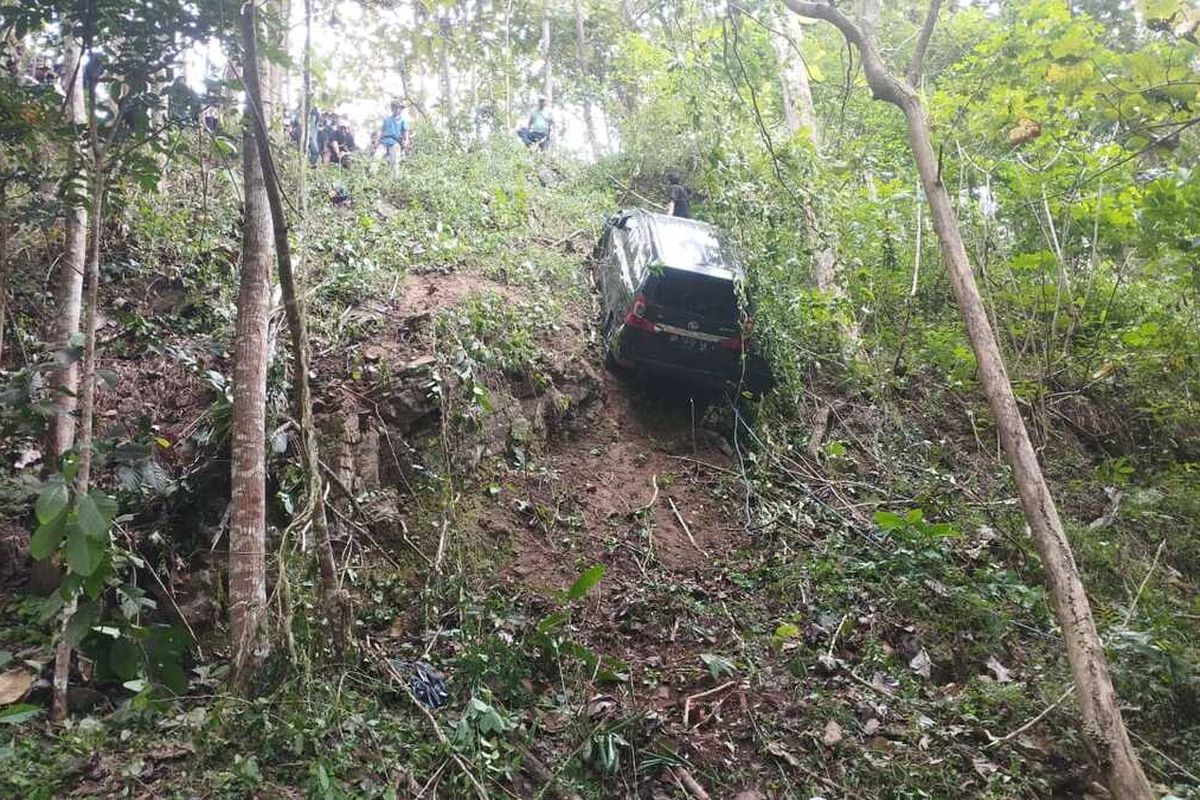 Google Maps, Daihatsu Xenia, kecelakaan, keselamatan berkendara, LMPV Masuk Jurang 50 Meter, Pelajaran dari Google Maps