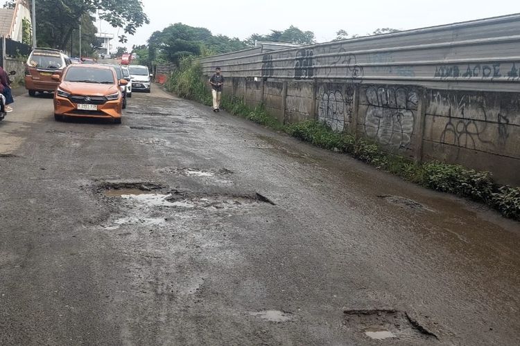 Jalan Berlubang Bisa Merusak Kaki-Kaki Mobil, Ini Tanda dan Cara Mencegahnya