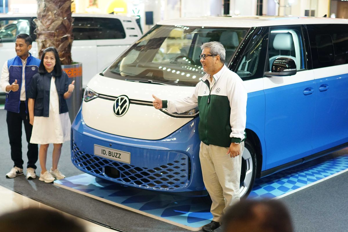Volkswagen, Surabaya, mobil listrik, VW Kombi, mobilitas berkelanjutan, vw kombi, Volkswagen ID. Buzz, Volkswagen Selenggarakan Penyerahan Perdana ID. Buzz untuk Konsumen di Surabaya
