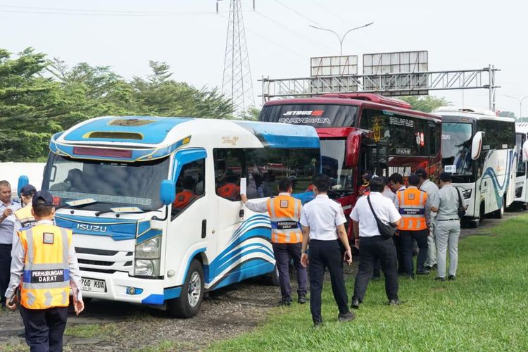 inspeksi, Tol Jagorawi, bus pariwisata, ramp check, 158 Bus Terjaring di Tol Jagorawi, Masalah KIR Paling Banyak Ditemukan