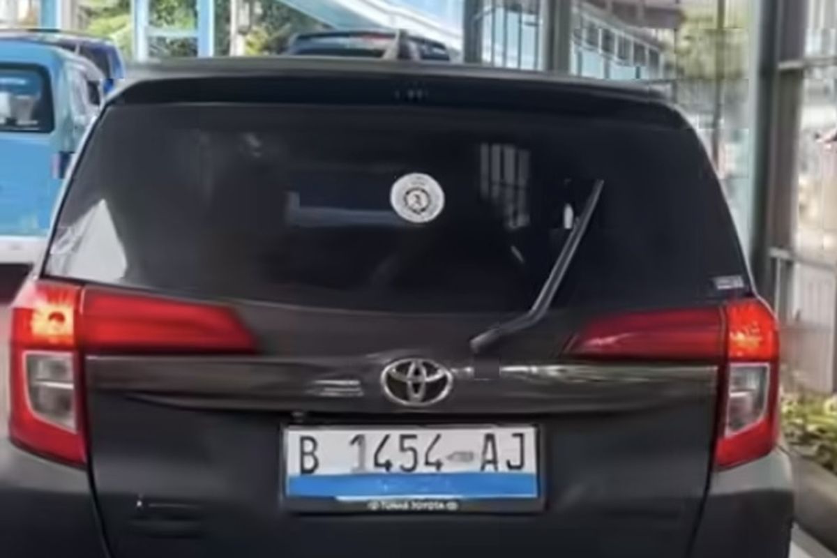 Video Toyota Calya Pakai Pelat Nomor Mobil Listrik, Ini Ancaman Hukumannya