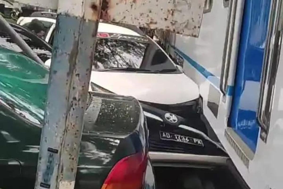 kecelakaan, pelintasan kereta api, Batara Kresna tabrak mobil, batara kresna tabrak Sigra, KA Batara Kresna Tujuan Wonogiri- Solo Tabrak Sigra, 4 Orang Tewas