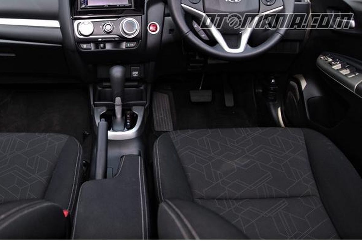 jok mobil fabric, perawatan jok fabric, keunggulan jok fabric, tips membersihkan jok fabric, Kelebihan Jok Fabric: Nyaman, Estetik, dan Mudah Dirawat