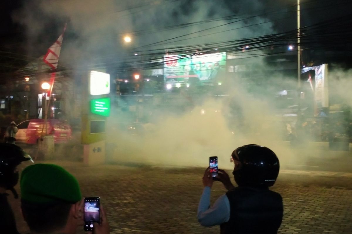 gas air mata, cara mengatasi, kena gas air mata, kena gas air mata saat berkendara, Terkena Gas Air Mata Saat Berkendara? Begini Cara Mengatasinya