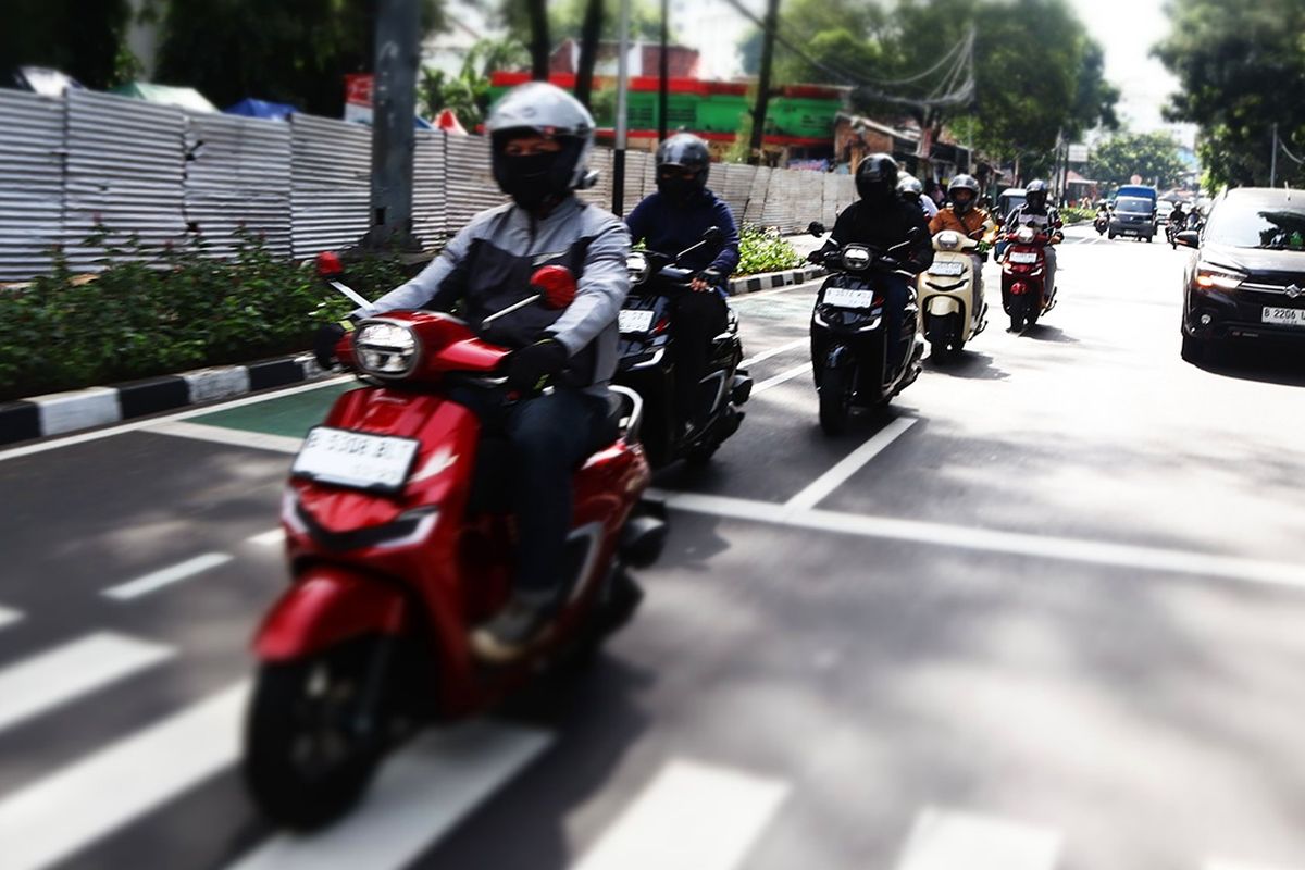 rombongan sepeda motor, menyalip mobil, koordinasi antaranggota, keselamatan berkendara, Penge dara Motor Jangan Menyalip Mobil dari Dua Sisi Sekaligus