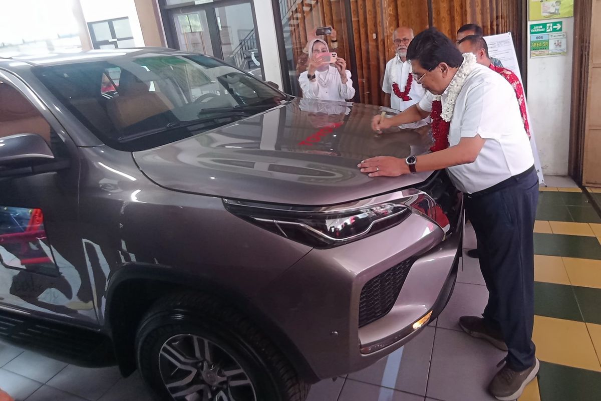 PT TMMIN, toyota Indonesia, penyerahan Toyota Fortuner, Toyota Indonesia Donasikan Fortuner ke SMKN 2 Salatiga