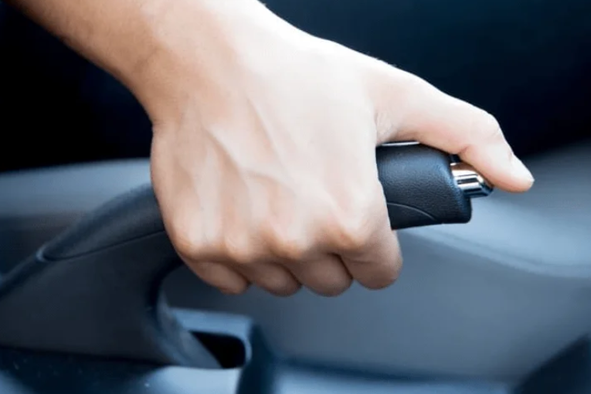 rem tangan, rem macet, Rem macet, Rem tangan, mobil kena hujan, kampas rem lengket, Jangan Gunakan Rem Tangan Setelah Mobil Kena Hujan