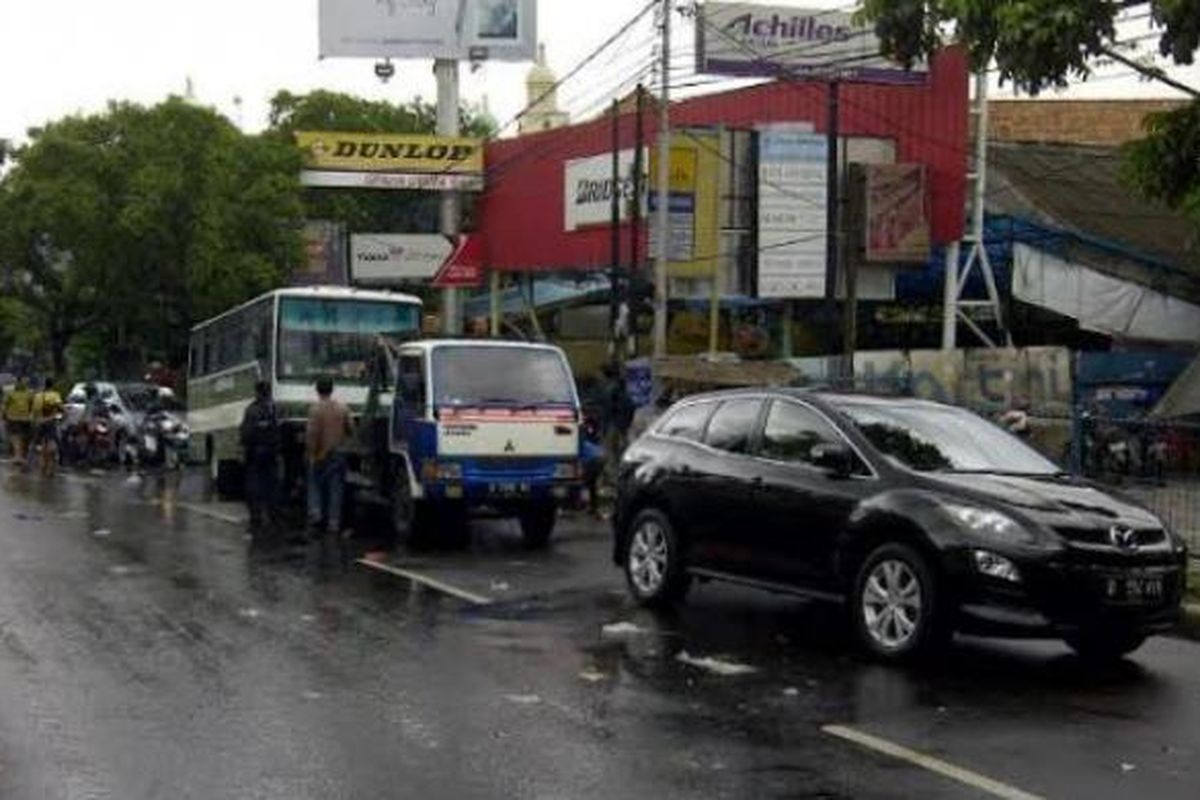 Ruas Jalan Jaksel Dialihkan, Video Bus Kebanjiran