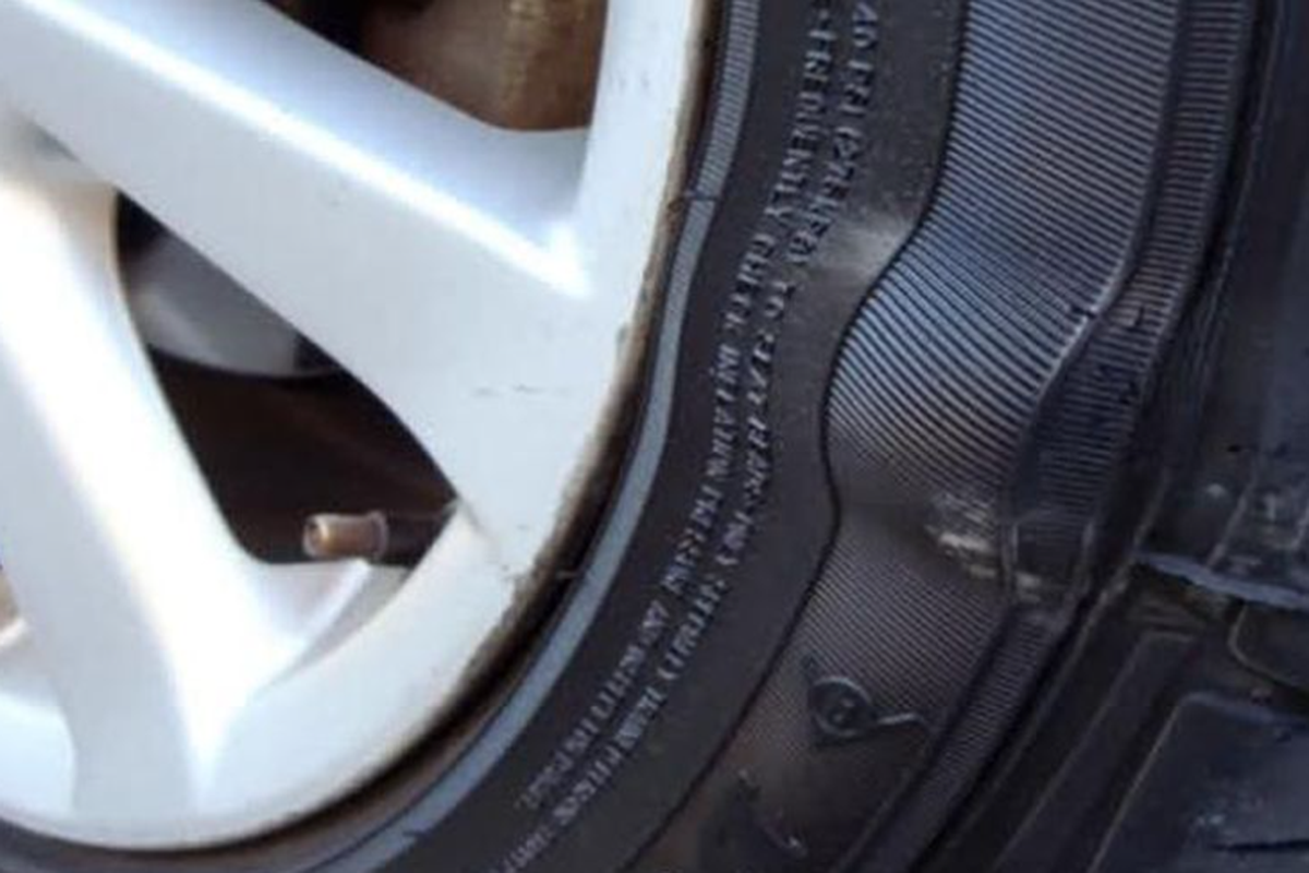 Lubang Jalan Bisa Bikin Ban Mobil Benjol, Ini Risikonya