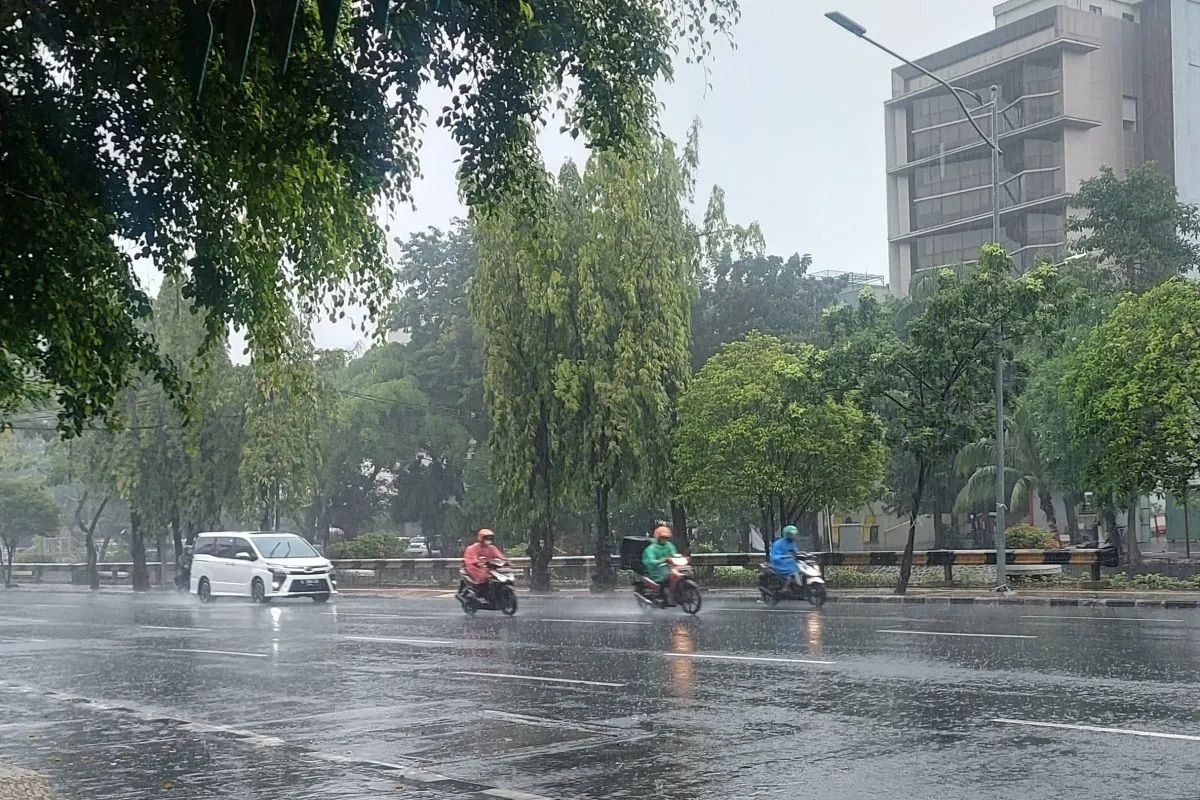 Mitigasi Bahaya Petir di Jalan Raya: Pengendara Motor Harus Paham Tanda-Tandanya