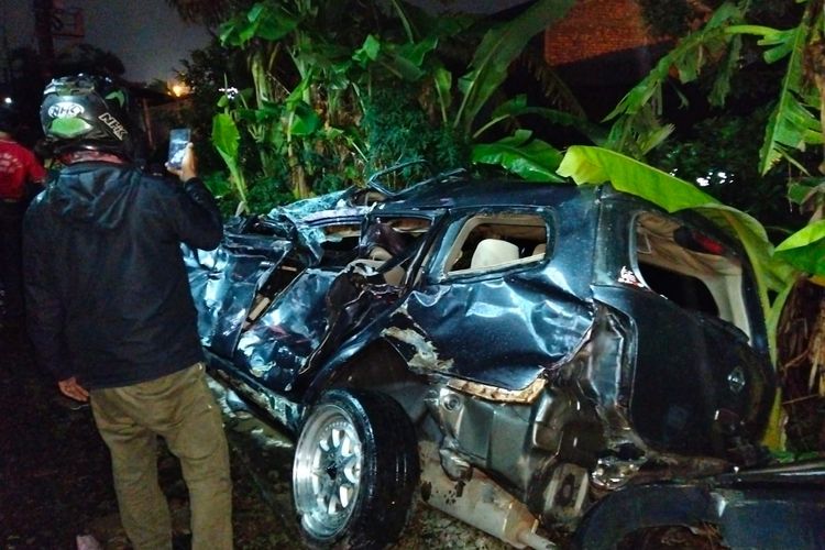 Nissan Grand Livina, KRL Jakarta-Bogor, kecelakaan mobil, Nissan grand livina, Cuaca Hujan, Kecelakaan Mobil di Pelintasan KRL: Apa yang Terjadi?