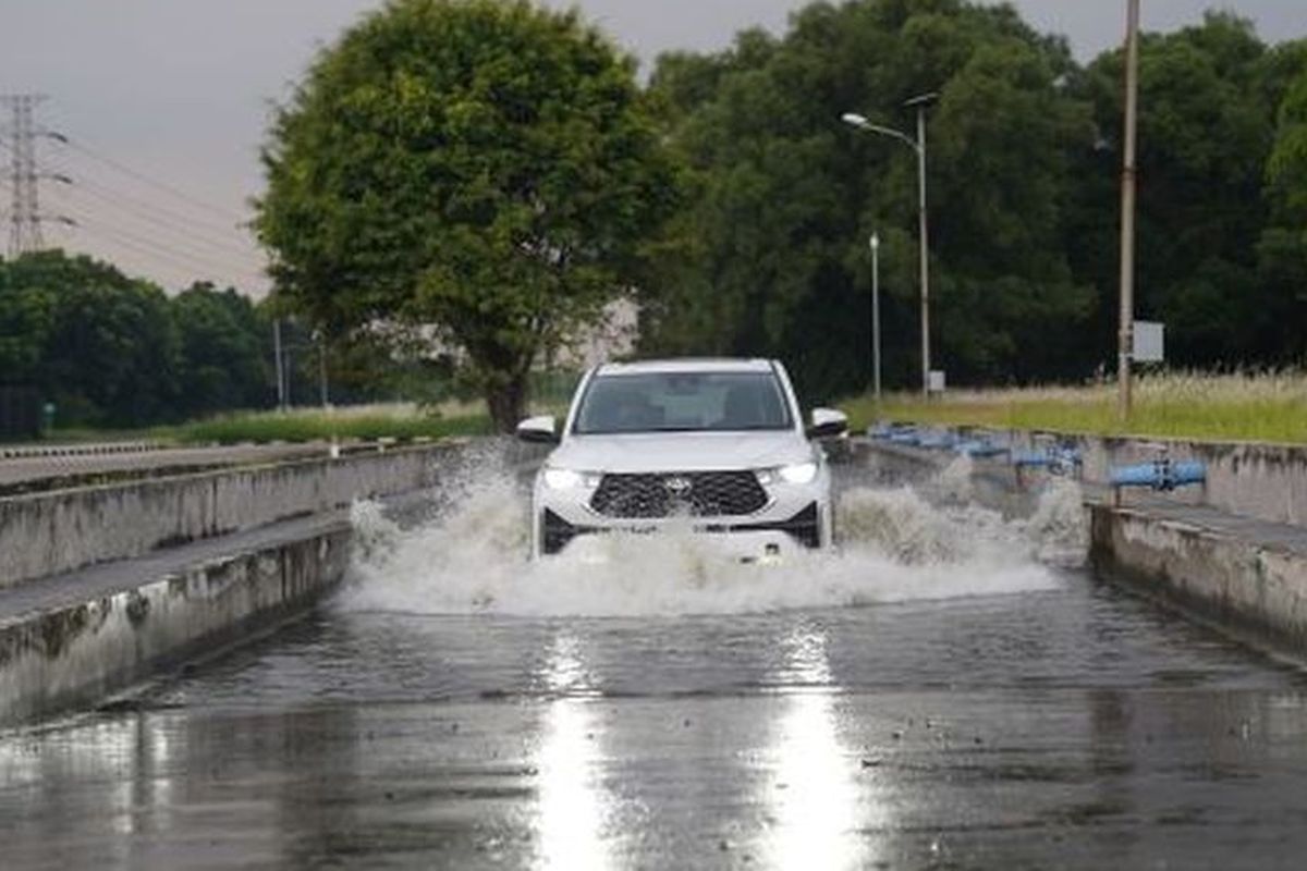 banjir, mobil hybrid, genangan air, Mobil Hybrid, terobos banjir, Batas Aman Mobil Hybrid Terobos Banjir