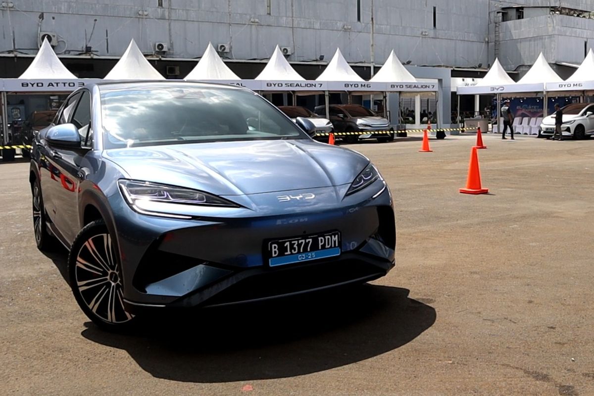 mobil listrik, merek China, Yannes Martinus Pasaribu, pasar otomotif Indonesia, Merek China, Pergeseran Preferensi Konsumen Mobil Listrik di Indonesia