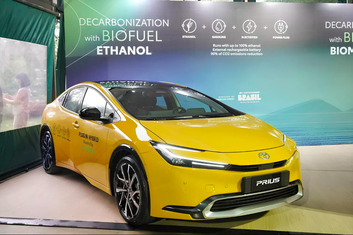 Toyota, mobil, Prius, Toyota Prius, PHEV, Toyota Kembangkan Prius PHEV Bisa Minum Etanol