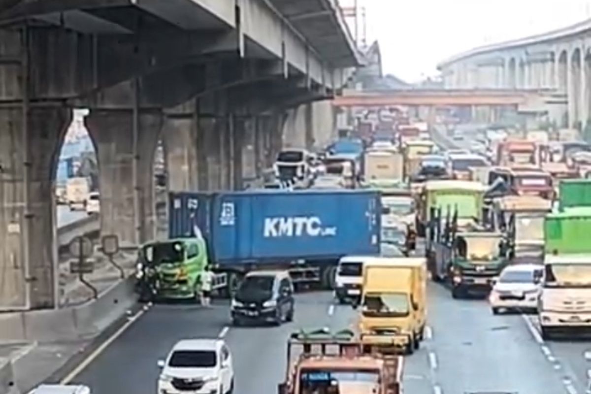 otomotif, Lalu Lintas, kecelakaan lalu lintas, viral, microsleep, kendaraan bermotor, video viral, Truk Trailer Tabrak Brio dan Pembatas Tol Japek, Ingat Bahaya Microsleep
