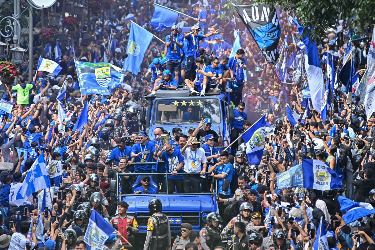 Persib, bobotoh, pawai Persib, Bobotoh, lalu lintas, Lalu Lintas, kendaraan bermotor, pawai persib, Ratusan Ribu Bobotoh Konvoi, Bandung Jadi Lautan Biru