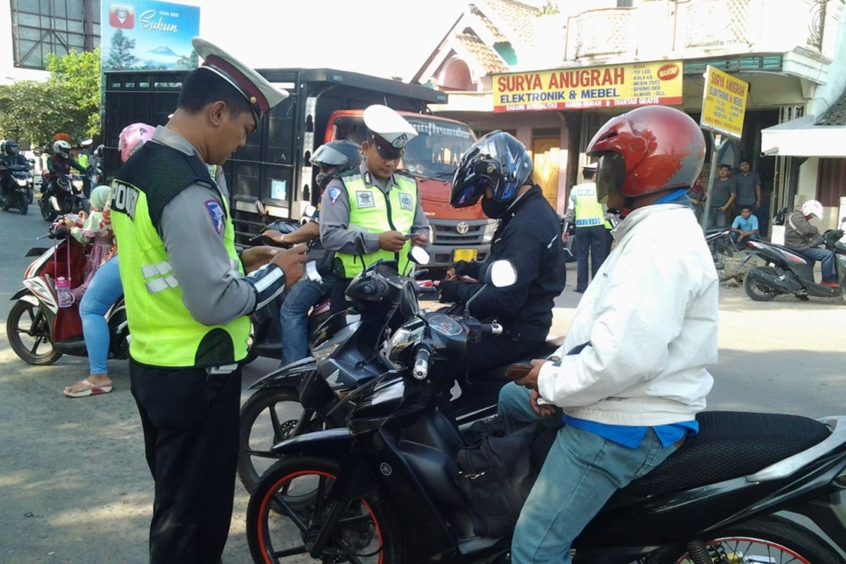 pelanggaran lalu lintas, kena tilang di luar kota, sidang pelanggaran lalu lintas, cara mengambil sim, cara menebus sim, Kena Tilang di Luar Kota, Begini Cara Ambil SIM Tanpa Hadiri Sidang