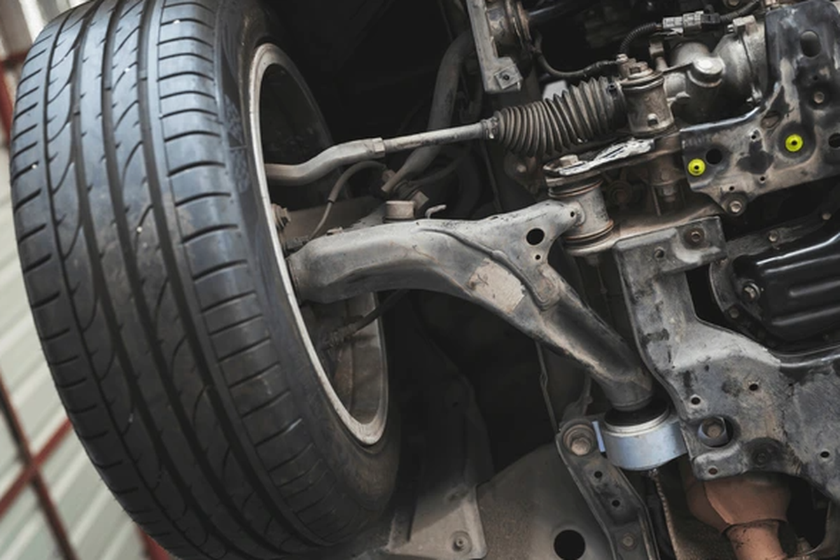 suspensi mobil, suspensi mobil kiri cepat rusak, kaki-kaki mobil sebelah kiri cepat rusak, Kenapa Suspensi Mobil Sebelah Kiri Lebih Cepat Rusak?