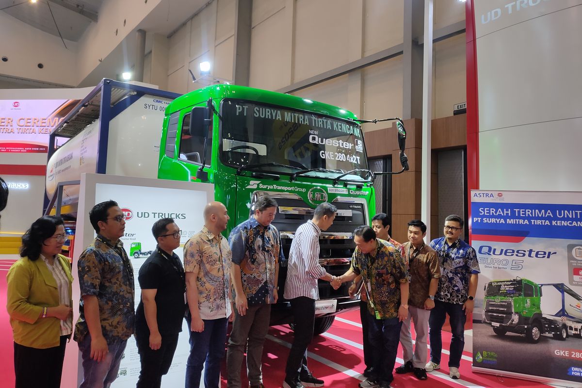 UD Trucks, New Quester GKE 280, PT Surya Mitra Tirta Kencana, GIIAS 2025, Serah Terima Truk UD Trucks di GIIAS 2025: Inovasi untuk Transportasi
