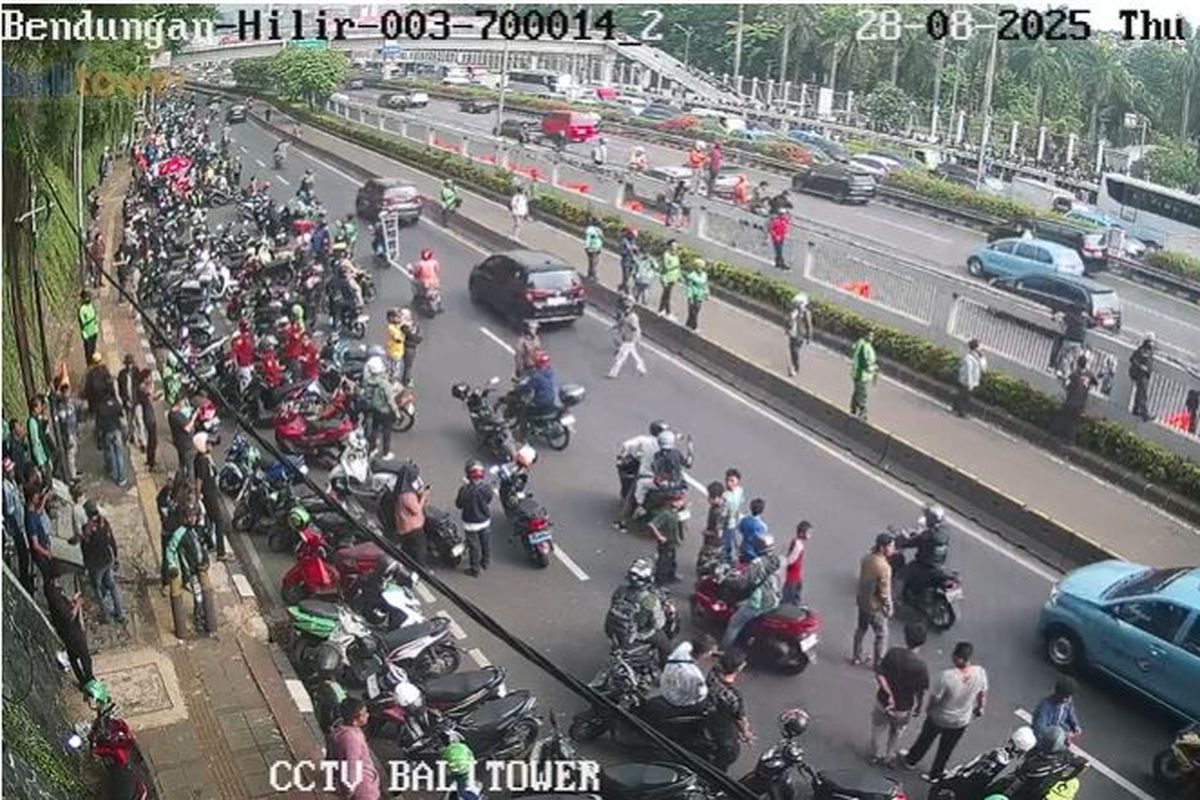 defensive driving, Defensive driving di tengah demonstran, cara aman keluar dari kerumunan demonstran, Tips Aman Berkendara Saat Terjebak di Kerumunan Aksi Massa