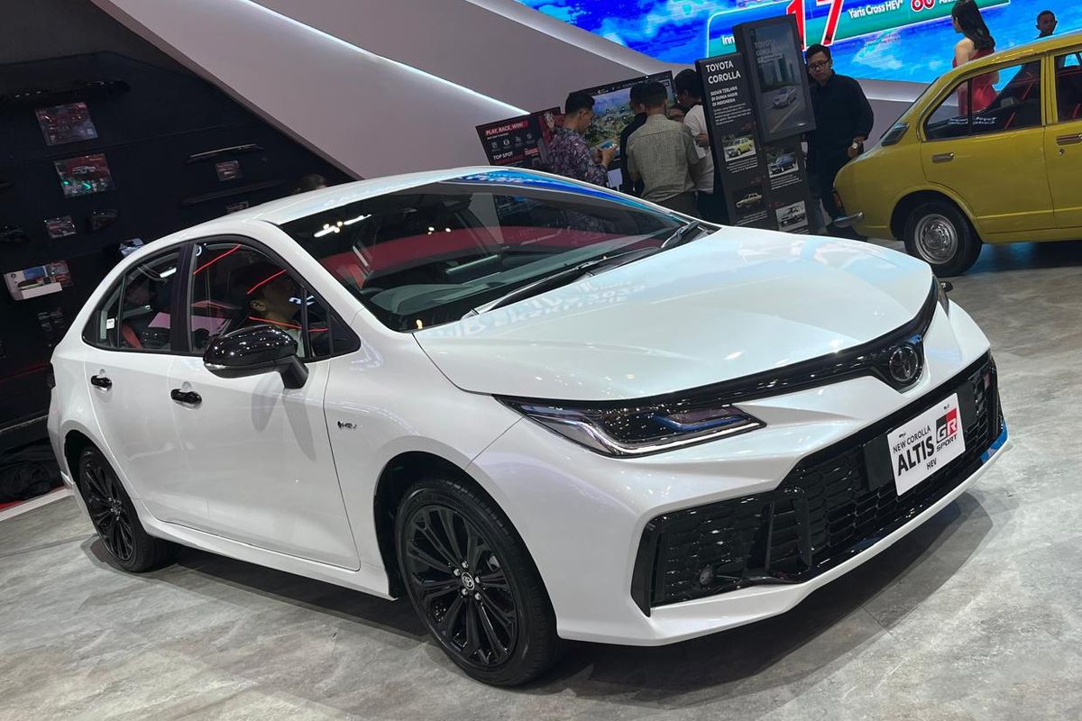 Corolla Altis HEV GR Sport, Toyota Safety Sense, GIIAS 2025, performan sporty, Corolla Altis HEV GR Sport: Sedan Sporty dengan Hybrid Terbaru