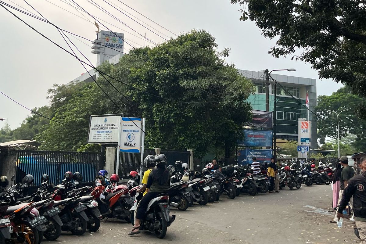 pajak kendaraan bermotor, pemutihan pajak, Samsat, Kantor Samsat, samsat, Pajak Kendaraan Bermotor, Kantor Samsat Cibinong, Cerita Warga Ikut Pemutihan Pajak Kendaraan di Bogor, Antre dari Pagi sampai Sore