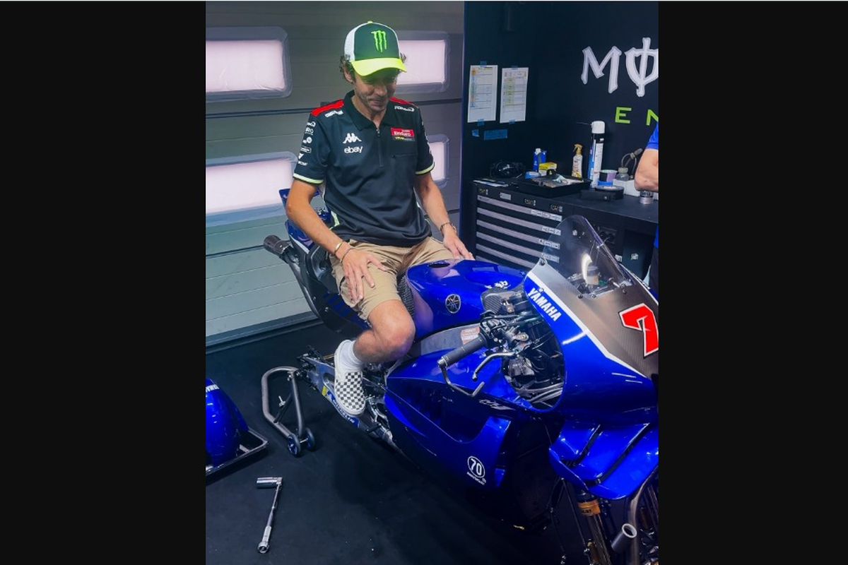 MotoGP, Valentino Rossi, sirkuit misano, augusto fernandez, motogp 2025, MotoGP San Marino 2025, Yamaha M1 V4, Momen Rossi Duduk di Yamaha M1 V4 Dengan Senyum Penuh Makna